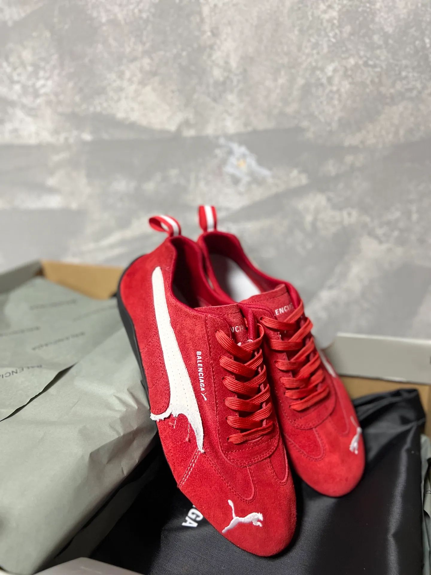 👟👟Ex-factory price 480👟👟 PUMA co-branded Balenciaga: Who knows! This pair of distressed and war-damaged Speedcats are so good-looking. The thin-soled sneakers have been upgraded to 2.0, which destroys the aesthetics of the street. More than half of the classic PUMA stripes on the side of the shoes have been "violently torn". The distressed treatment has a sense of ruined art, and it becomes the focus of the street in seconds! Hot stamping double logo + gold foil size mark on the heel, the details give a high-end feel Code number: 35-44 (45 customized)